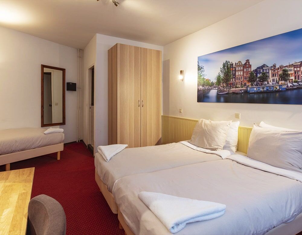 Triple room with three single beds