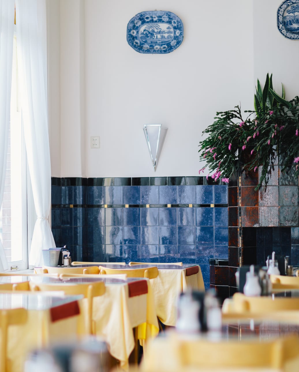 Breakfast room set with yellow linen and Delft blue tiling